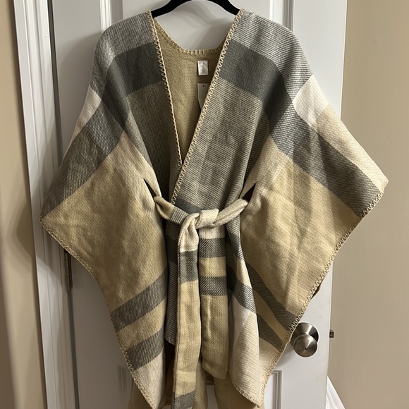 Francescas oversized sweater/shaw - Picture 3 of 6